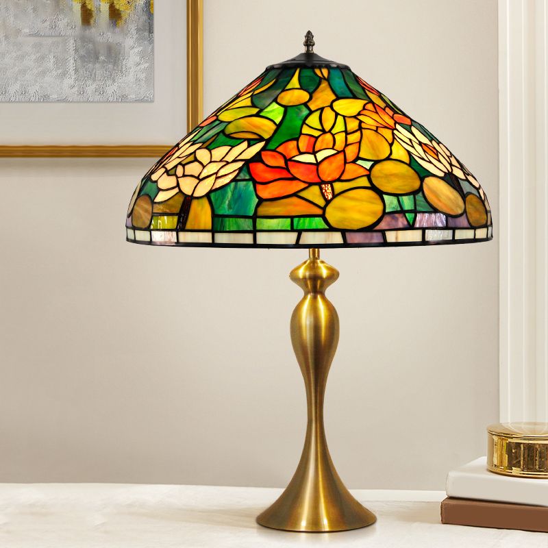 1 Kopf Nachtlicht Vintage konische mehrfarbige Buntglas-Schreibtischlampe mit Lotusmuster in Messing