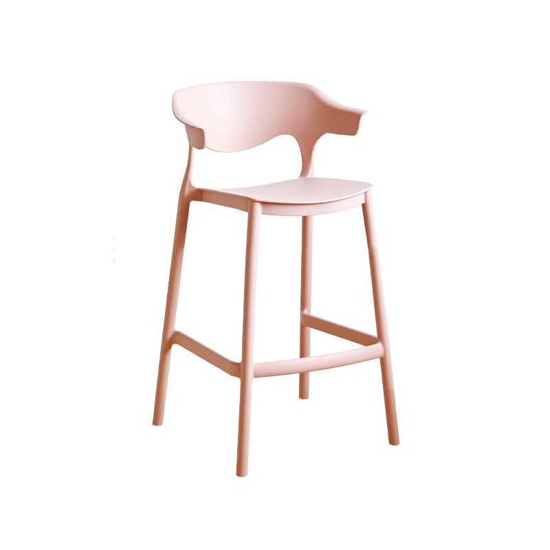 Taburete de bar de plástico de estilo moderno con reposapiés, taburete de bar apilable con respaldo bajo
