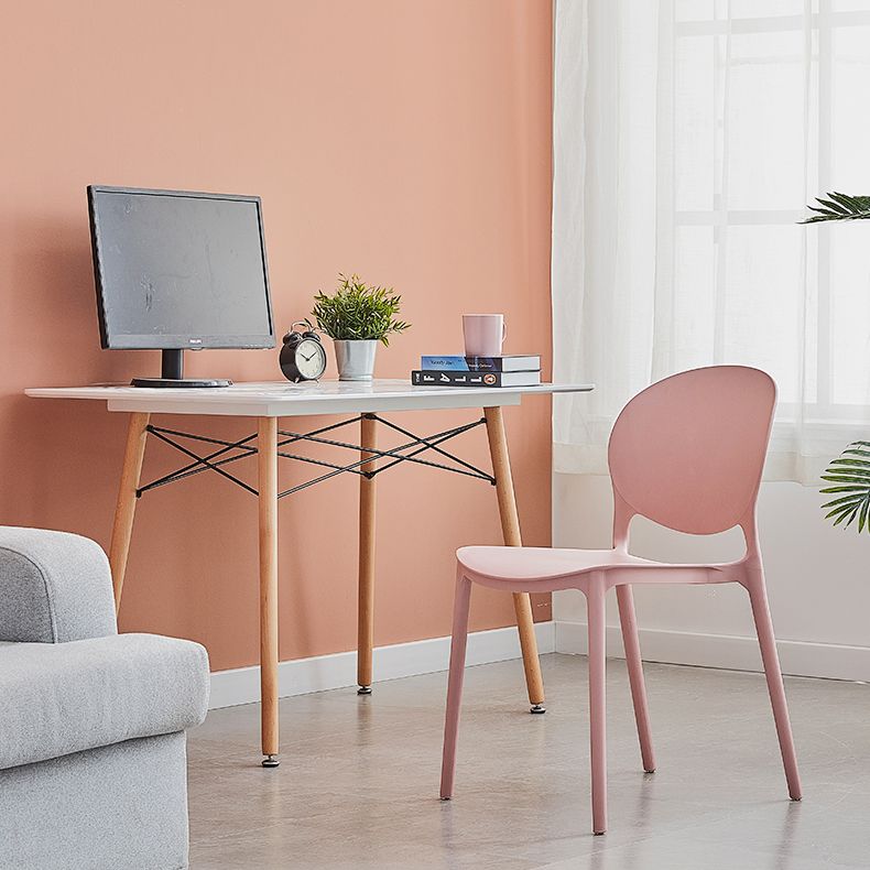 Silla lateral de plástico contemporánea, silla lateral de comedor apilable sin brazos con respaldo abierto
