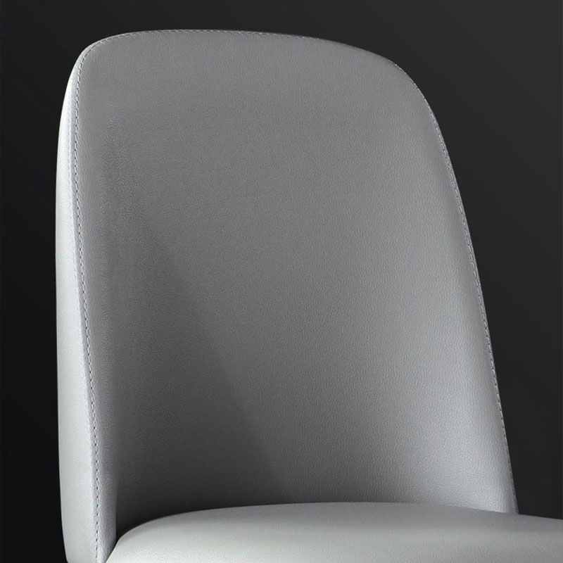 Silla de comedor contemporánea sin brazos Silla Parsons curvada de cuero con acabado mate