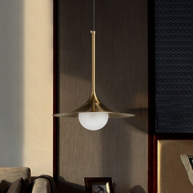 Forme de la corne de fer Éclairage modernisme 1 plafonnier de tête luminaire en laiton avec une teinte en verre de lait orbe