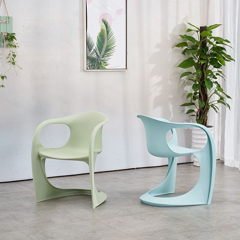 Scandinave Plastic Dining Dining Brack Chairs Solid Back Fairs pour la maison