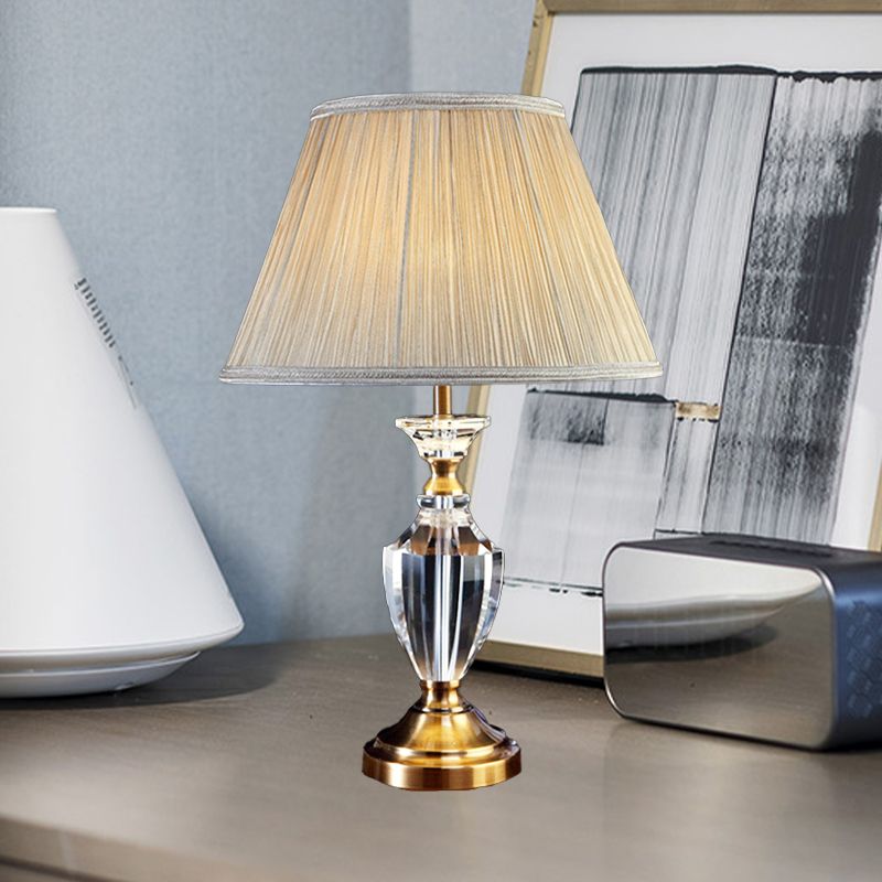 Lámpara de escritorio de urna beige Lámpara de mesa moderna de cristal biselado de 1 cabezal con pantalla de tela cónica