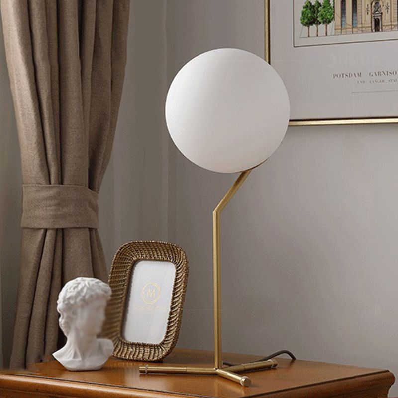Lampada da scrivania in vetro in stile moderno Lampade da tavolo per negozio di caffè con paralume a globo bianco