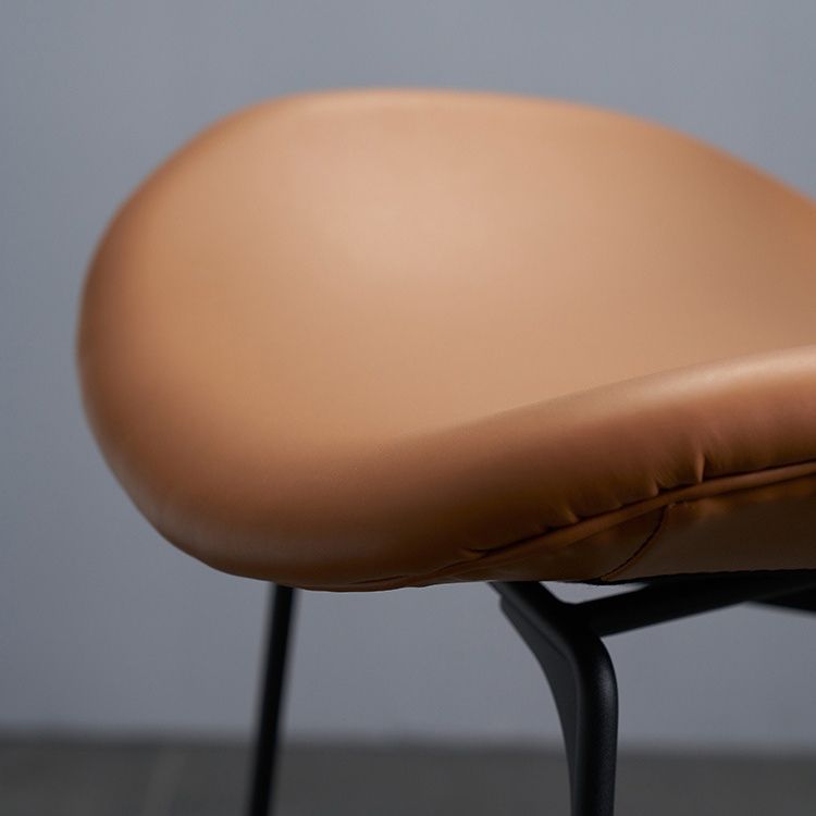 Sgabello da 31,50 "sgabello da barra industriale e sgabelli con un bancone con 4 gambe in nero