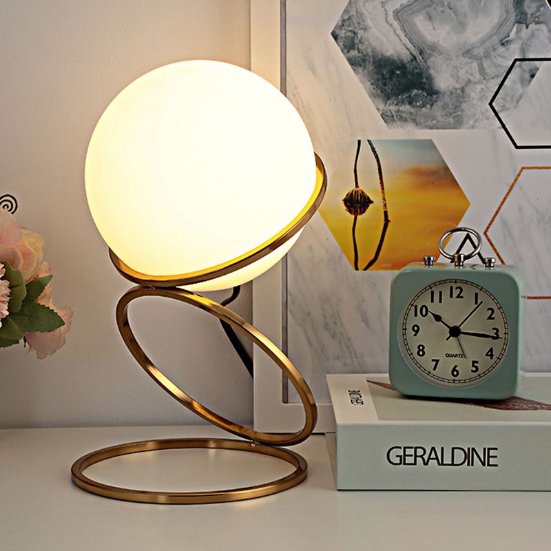 Lampe de nuit à anneau doré minimaliste à 1 lumière table métallique légère avec une teinte en verre de lait à balle