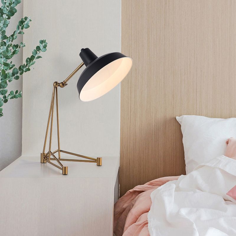 1 Kopfschlafzimmer -Aufgabenbeleuchtung moderne schwarze Nachttischlampe mit gewölbter Metallschatten