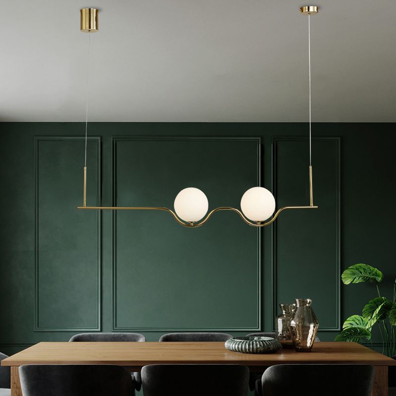 2 têtes Room Room Island Lamp Kit de lumière suspendue en or contemporain avec teinte en verre blanc sphérique