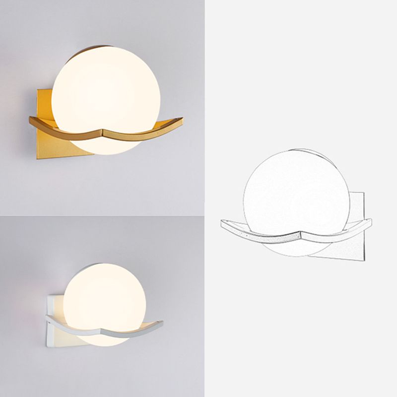 Lampada da parete in vetro bianco lattigio a 1 luce Stile Nordic Simplicity Lighting Second Lighting Fun per camera da letto