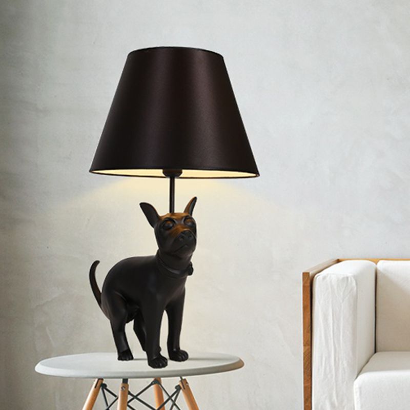 Lámpara de noche de resina Estilo country Style 1 Bulbo de la mesa de la mesa de dormitorio en negro con tono de tela de cono