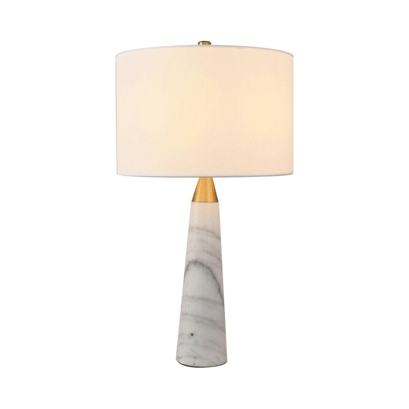 Stofcilindertafellamp Noordelijke single-bulb nachtkastje licht met conische marmeren basis in grijs/wit