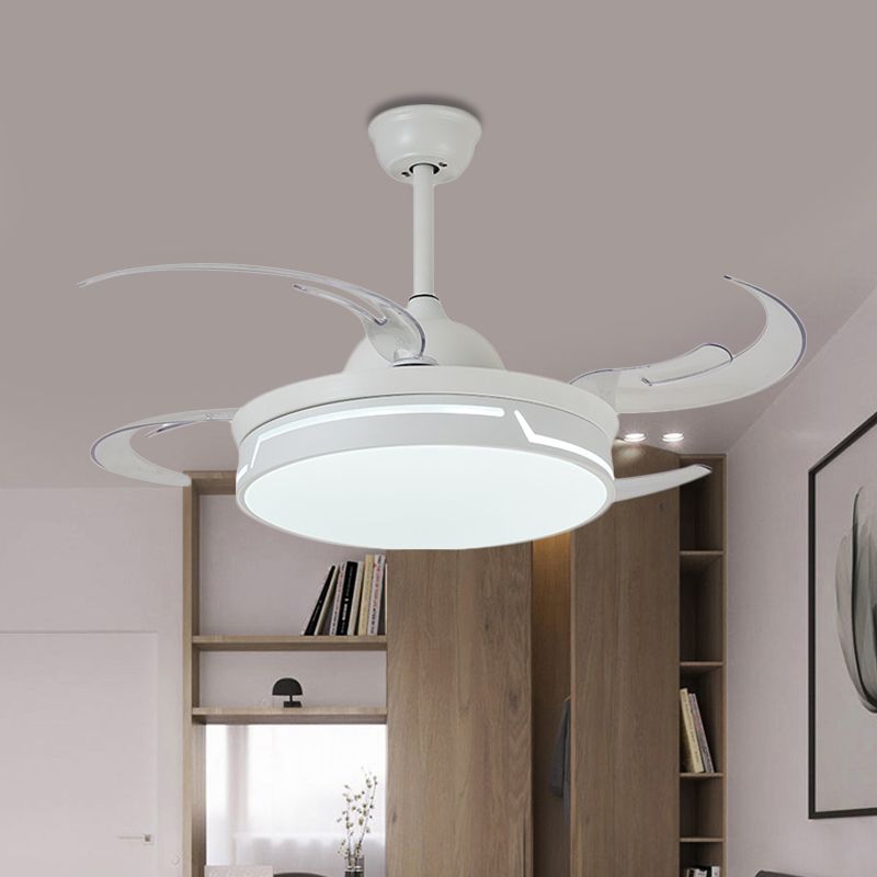 Metaalwitte plafondventilator Lamp Cirkel 42 "W LED Modernism Semi Flush Mount Light Watle voor slaapkamer, 8 bladen