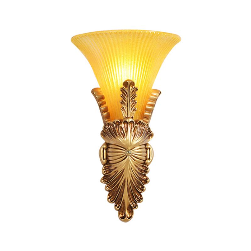 1 Kopfwandlampe mit Glockenschatten gelbem Glas und Harz Lodge Stil Schlafzimmer Wandleuchte in Gold