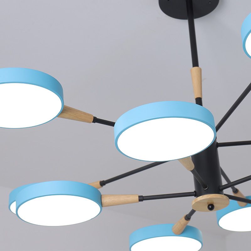 Apparecchiatura di illuminazione a sospensione dei cerchi metallici.