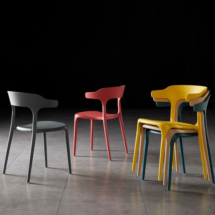 Chaise d'appoint contemporaine empilable, chaises sans bras en plastique coloré pour salle à manger