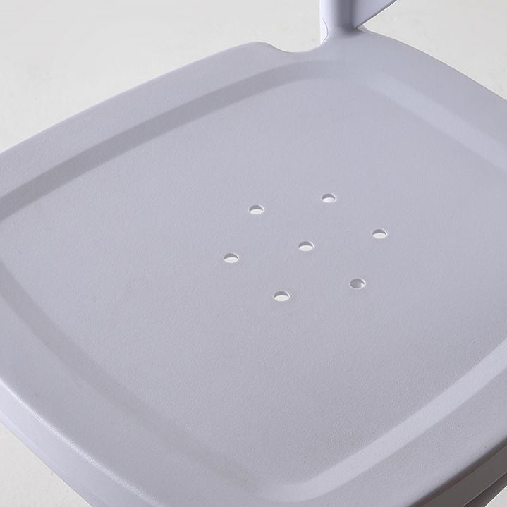Chaise de salle à manger en plastique de style moderne, chaise latérale à dossier croisé de 17 pouces de large pour la cuisine