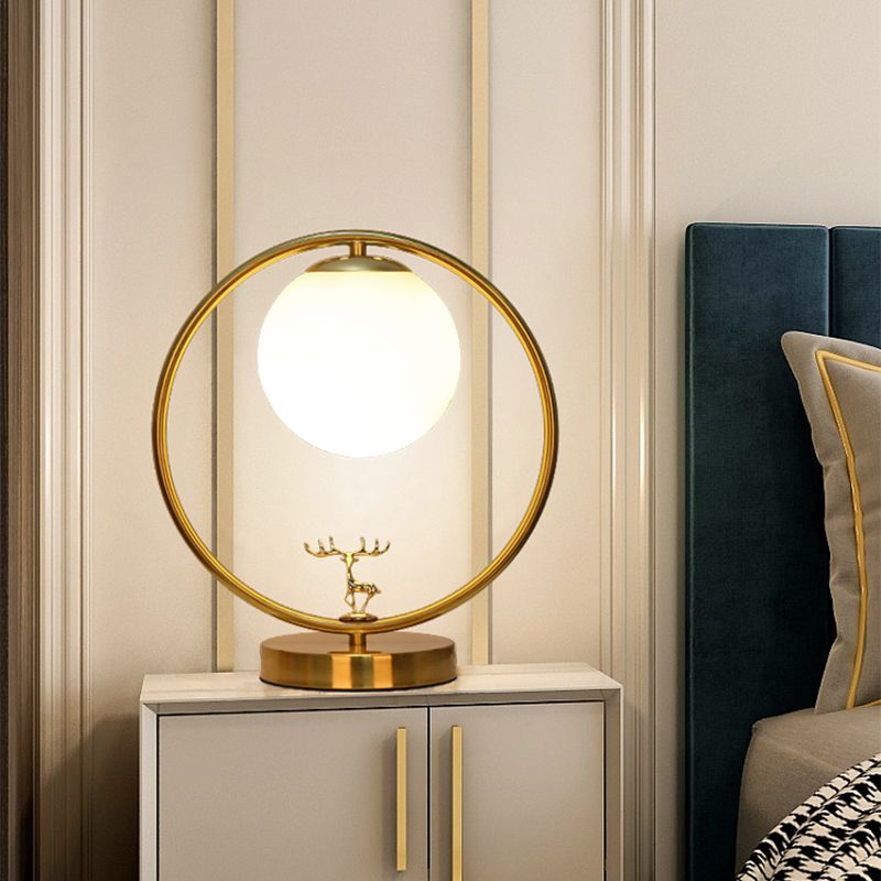 Lampada da tavolo a sfera in vetro avorio stile semplice Lampada da notte dorata a 1 luce con anello in metallo e decorazione con cervo