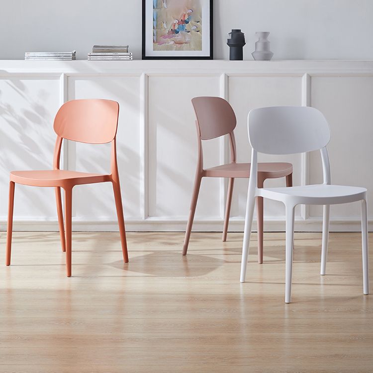 Silla lateral abierta apilable de cena sin brazos del plástico escandinavo de las sillas
