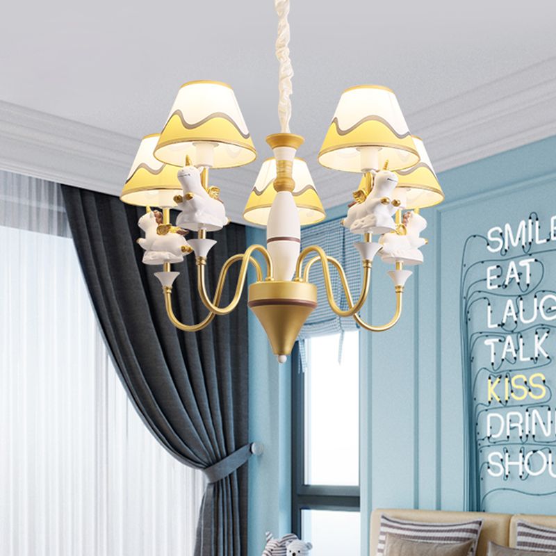 Conic tissu Shade plafond Carton de lustre 5 lumières Pink / Blue / Gol Finish Pendululum avec décor de licorne