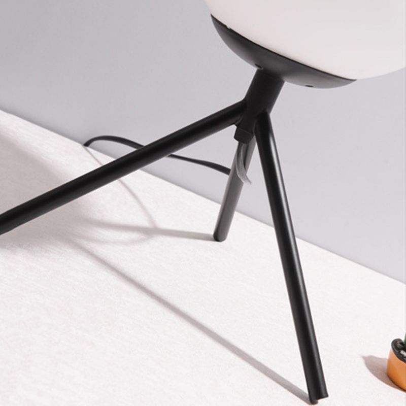 Lampada da tavolo minimalista con paralume a globo in vetro bianco, 1 lampadina, treppiede, camera da letto, comodino