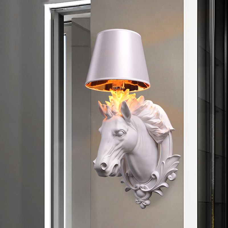Lámpara de montaje en pared de caballo blanco, aplique de pared de resina con 1 bombilla y pantalla cónica para sala de estar, 9,5 "/12" de ancho