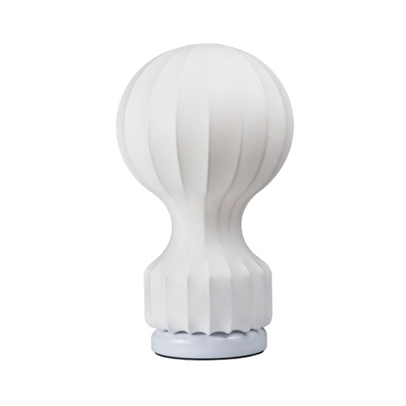 Lampada da tavolo piccola curva bianca modernista a 1 lampadina in tessuto per soggiorno