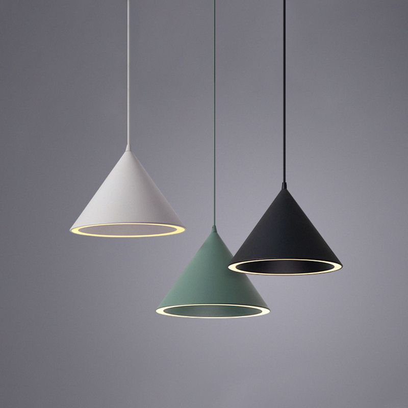 Forme de cône en métal Lumières suspendues modernes 1 Light Hanging Mount Fixture pour le restaurant