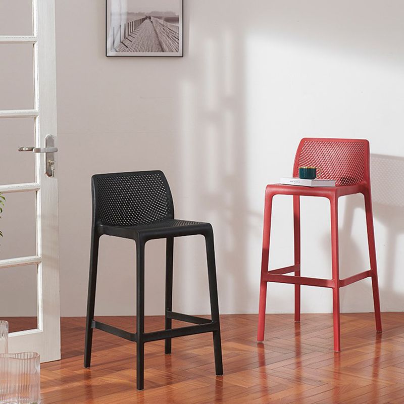 Taburetes de bar interiores apilables de plástico escandinavo con respaldo bajo