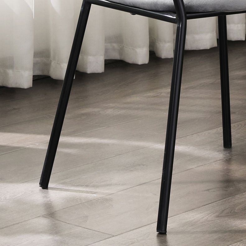 Silla lateral tapizada sin brazos de comedor con parte trasera abierta con patas de metal