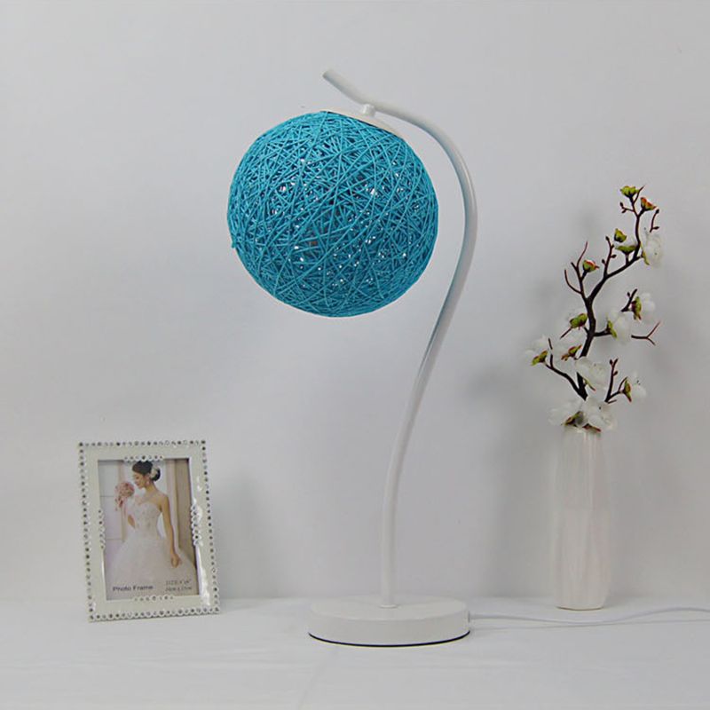 Lampada da tavolo fatta a mano gialla/avorio in stile campagna da tavolo a 1 luce con tonalità a sfera per camera da letto