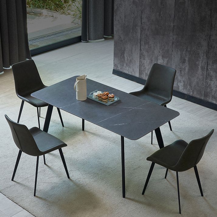 El comedor contemporáneo preside la silla sin brazos curvada de cuero mate de Parsons