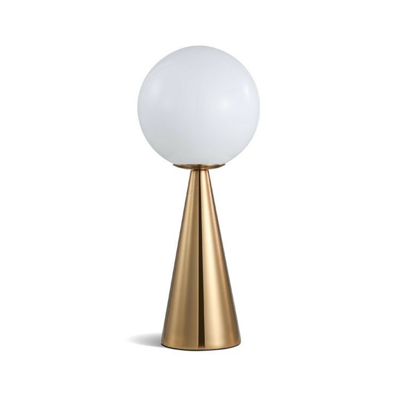 Lampada da tavolo conico in ottone placcata leggero in metallo minimalista con sfera di vetro bianco a sfera