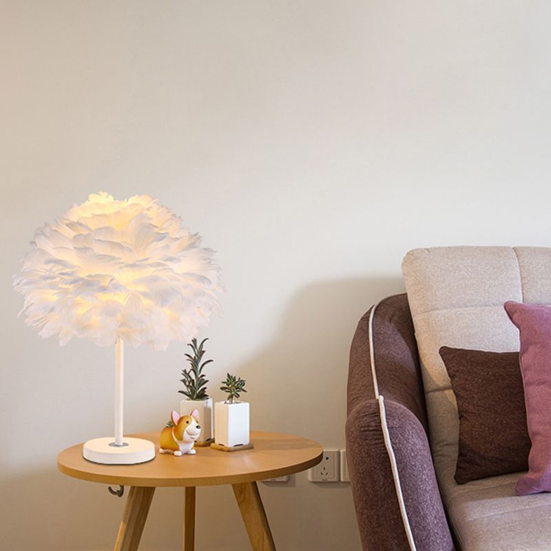 Lampada da tavolo a 1 luce minimalista Flower Blossom Luce con tonalità di piuma