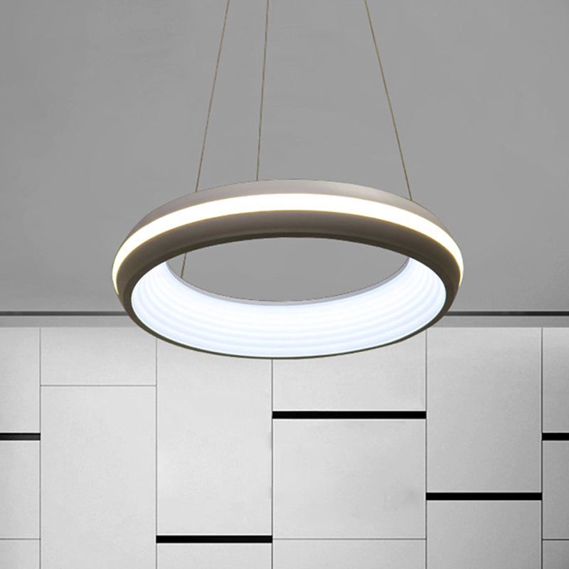 Donut Metal Metal Modernista LED White/Grey Hanging Lighture en tercera marcha, 19 "/25" de ancho