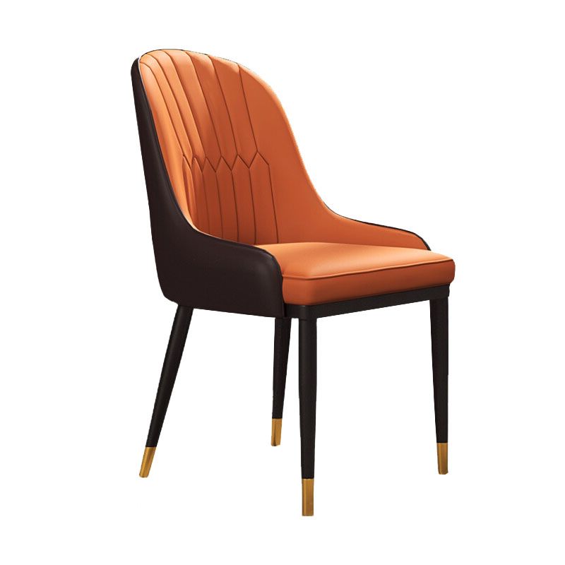Silla auxiliar de comedor de cuero con respaldo sólido de diseño escandinavo