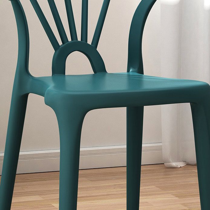 Parte posterior plástica del listón de la silla lateral casera contemporánea del final mate que cena la silla