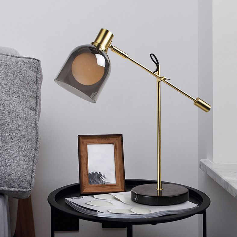 Lampada da lettura postmoderna con braccio bilanciato in vetro grigio fumo, lampada da tavolo da soggiorno a 1 testa in nero-oro
