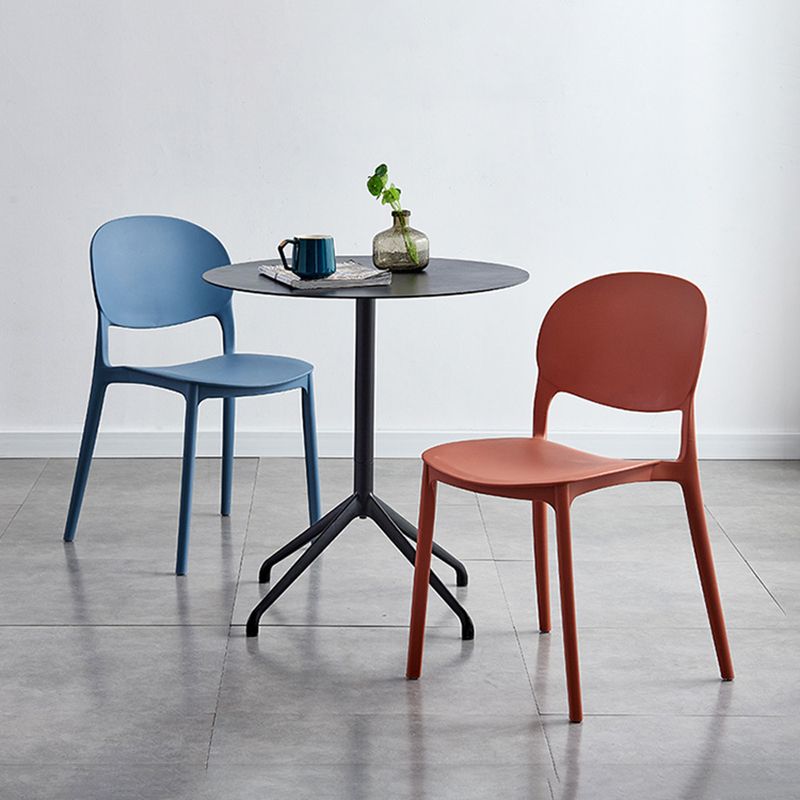 Chaise latéral de salle à manger en plastique mat