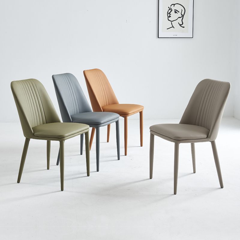 Silla lateral casera industrial Silla de comedor tapizada de metal con respaldo sólido