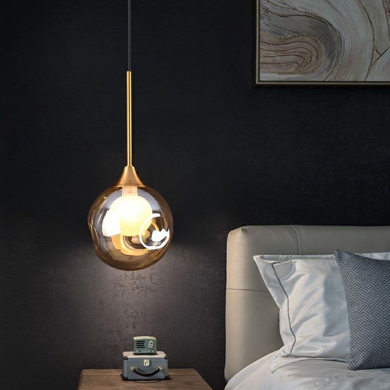 1 tête de chevet pendentif léger postmoderne en laiton de plafond avec une teinte en verre à la bille à bille