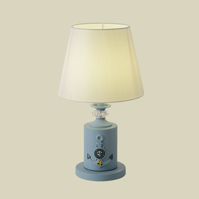 Mediterraan-stijl cilindertafel licht metaal met een enkel bed stof nachtlampje in zwart/watersblauw