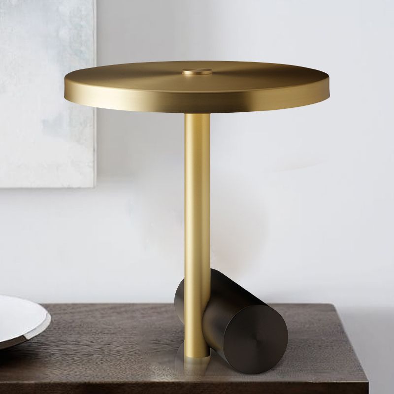 Éclairage de table d'or de table de nuit à LED post-moderne avec de l'ombre en métal pour salle d'étude