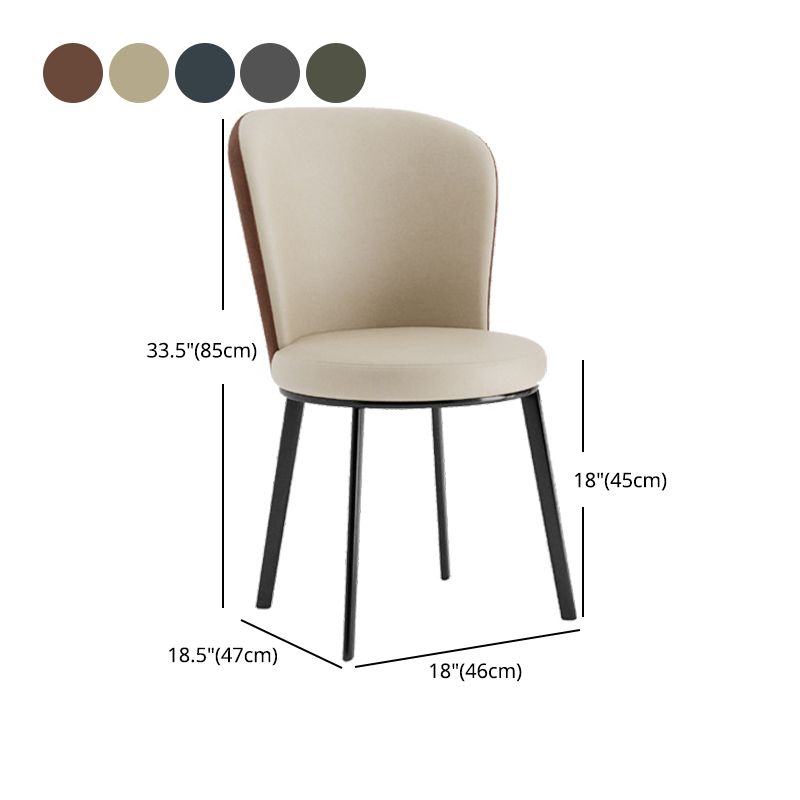 El lado contemporáneo del comedor preside la silla curvada de cuero mate de Parsons