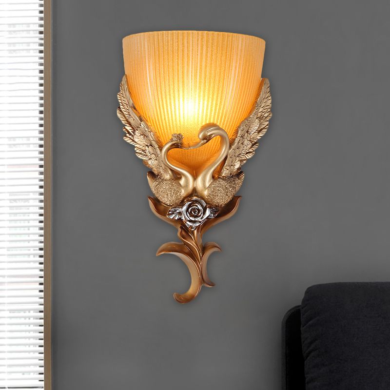 Goldene Single -Kopf -Leuchter leichter rustikaler bernsteingeflügelter Glas, die verjüngte Wand mit Schwan- und Blütendesign montiertem Glas montiert