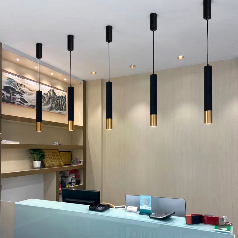 Forma del cilindro Libra del soffitto sospeso in metallo 1 Moderna luce a sospensione in nero