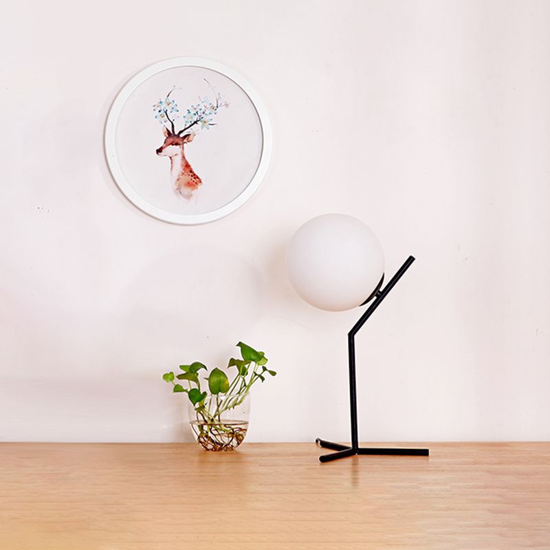 Moderne statief tafelverlichting metaal 1-licht slaapkamer nachtlampje met bal witte glazen schaduw