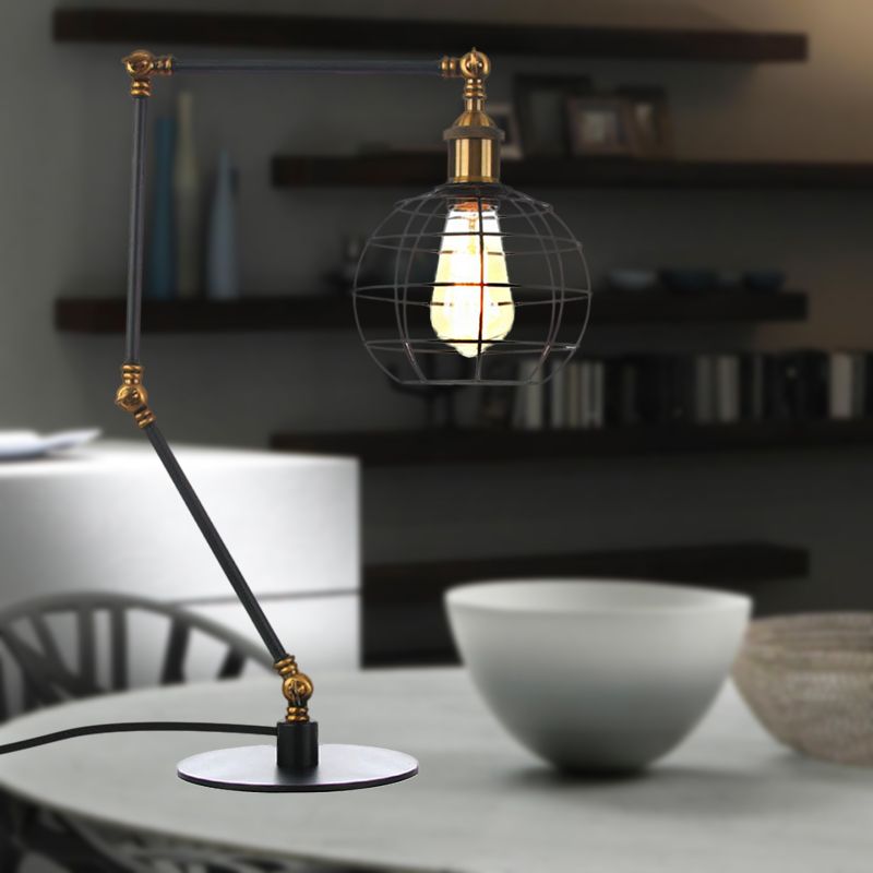 Warehouse Wire Guard Lampe de table en métal à 1 tête pour café avec abat-jour global en finition noir/laiton