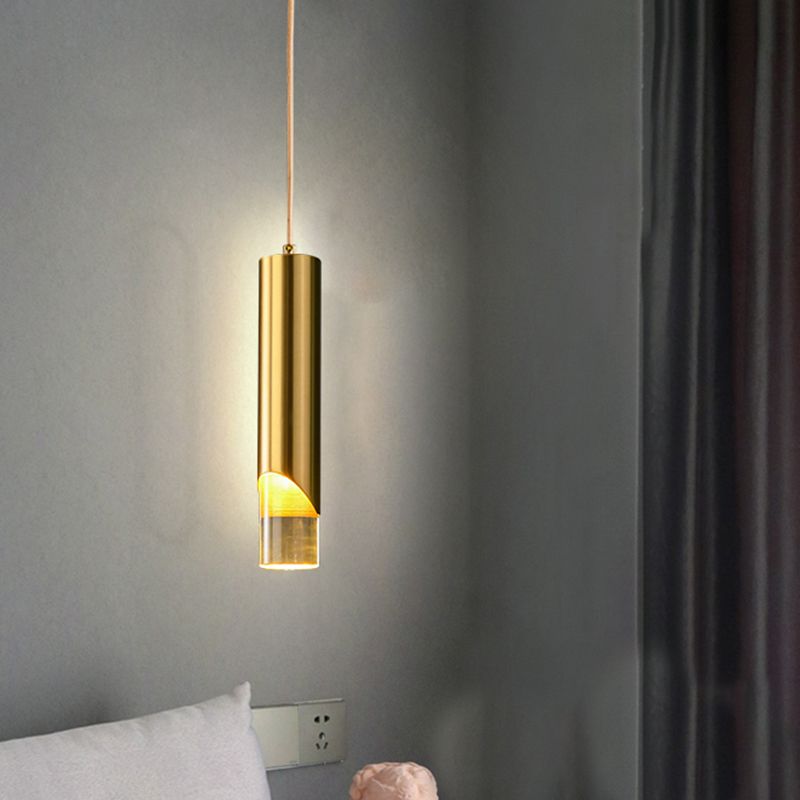 Luz colgante LED cilíndrica dorada en una moderna lámpara colgante de cobre de estilo de lujo con sombra acrílica