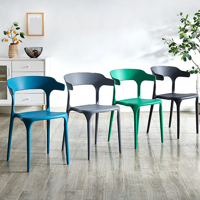 Silla lateral apilable de plástico escandinavo con respaldo abierto y acabado mate