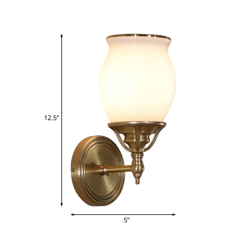Urn Opal Glass SCONCE LAMP Kolonialisme 1-BULB Woonkamer Wandlamp in messing met metalen rechte Am